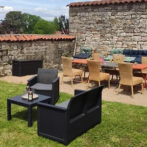 Hébergement de vacances Maison De Charme Avec Jardin, Cousance